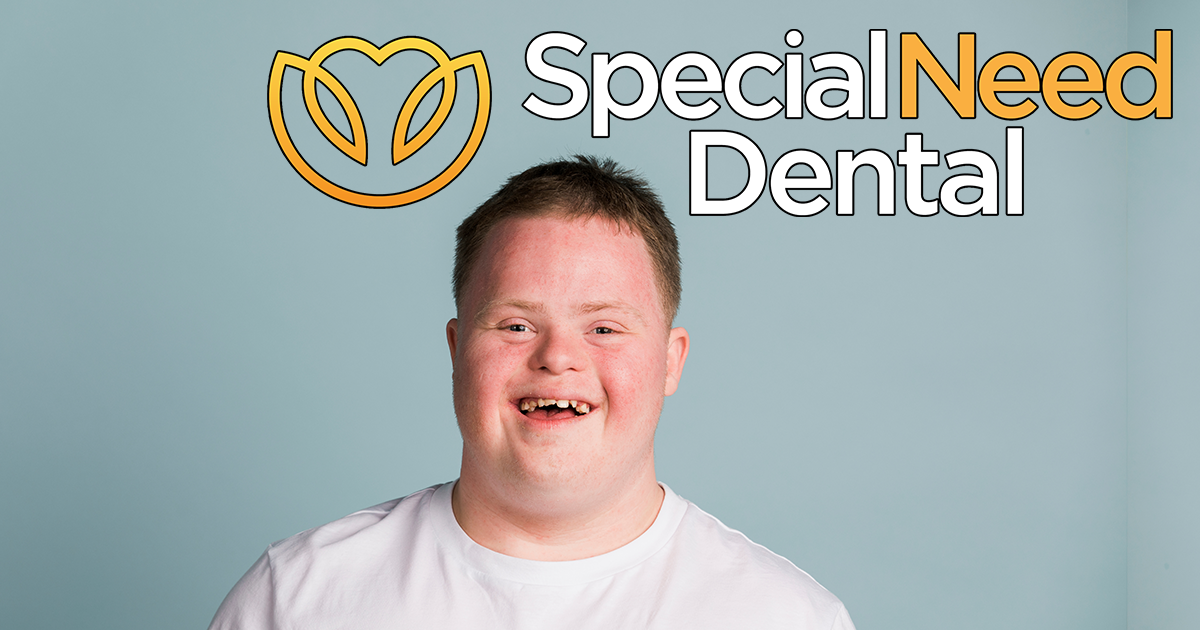 los dentistas a menudo derivan a los minusválidos a los hospitales para recibir atención dental. esta foto muestra a un joven con síndrome de down debajo del logo de special need dental
