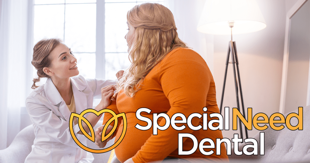 este artículo trata sobre pacientes obesos que tienen dificultad para ir al dentista. la imagen es de una mujer obesa hablando con un dentista y contiene el logo para necesidades dentales especiales.