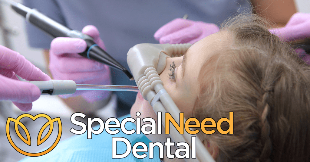 ¿Está buscando un dentista de anestesia? esta es una foto de una niña sedada en el consultorio del dentista con el logotipo de necesidades dentales especiales.